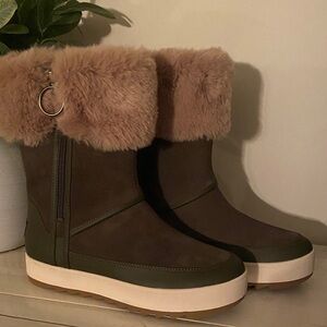 Koolaburra Tynlee Ugg Women's Winter Boots - olive green and tan fur size 7 EUC